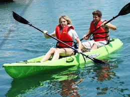 Ya sea que esté navegando en kayak en el campamento arriba y abajo del río Leaf, remando alrededor del lago o practicando 360 en un día soleado, hay algo en la tranquilidad de los árboles, el olor del aire fresco y el leve sonido de un remo. sumergirse en el agua que lo convierte en una maravillosa actividad de día de verano. Nuestro programa de kayak se enfoca en enseñar a los campistas los fundamentos. Disponemos de kayaks sintéticos individuales y tándem de gran calidad. Ya sea que tenga experiencia o sea un novato, aprenderá todo lo que quiera sobre el kayak. La instrucción se centra en la enseñanza de la seguridad, brazadas, dirección y porteo. ¡Los campistas pueden hacer kayak por una milla sin salir del campamento!